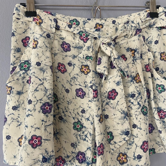 Nieves Lavi Floral Print High Waisted Silk Shorts Size 4 - Picture 4 of 7